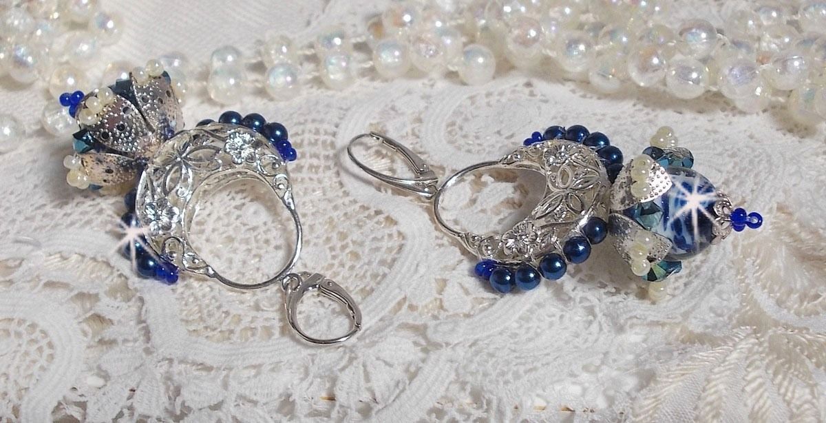 Flores de loto BO montadas con cuentas venecianas azul Capri/blanco y conectores de candelabro de media luna