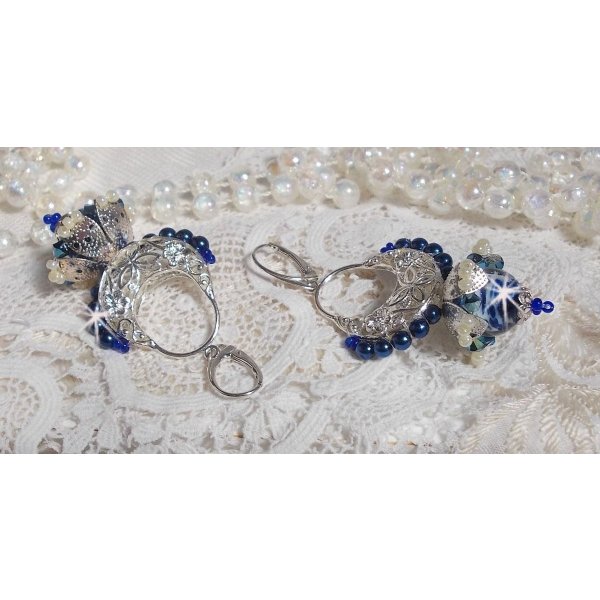 Flores de loto BO montadas con cuentas venecianas azul Capri/blanco y conectores de candelabro de media luna