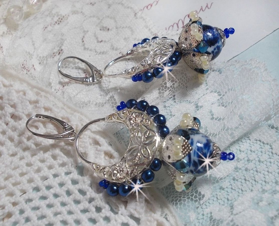 Flores de loto BO montadas con cuentas venecianas azul Capri/blanco y conectores de candelabro de media luna