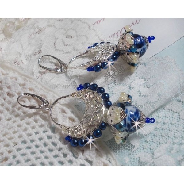 Flores de loto BO montadas con cuentas venecianas azul Capri/blanco y conectores de candelabro de media luna
