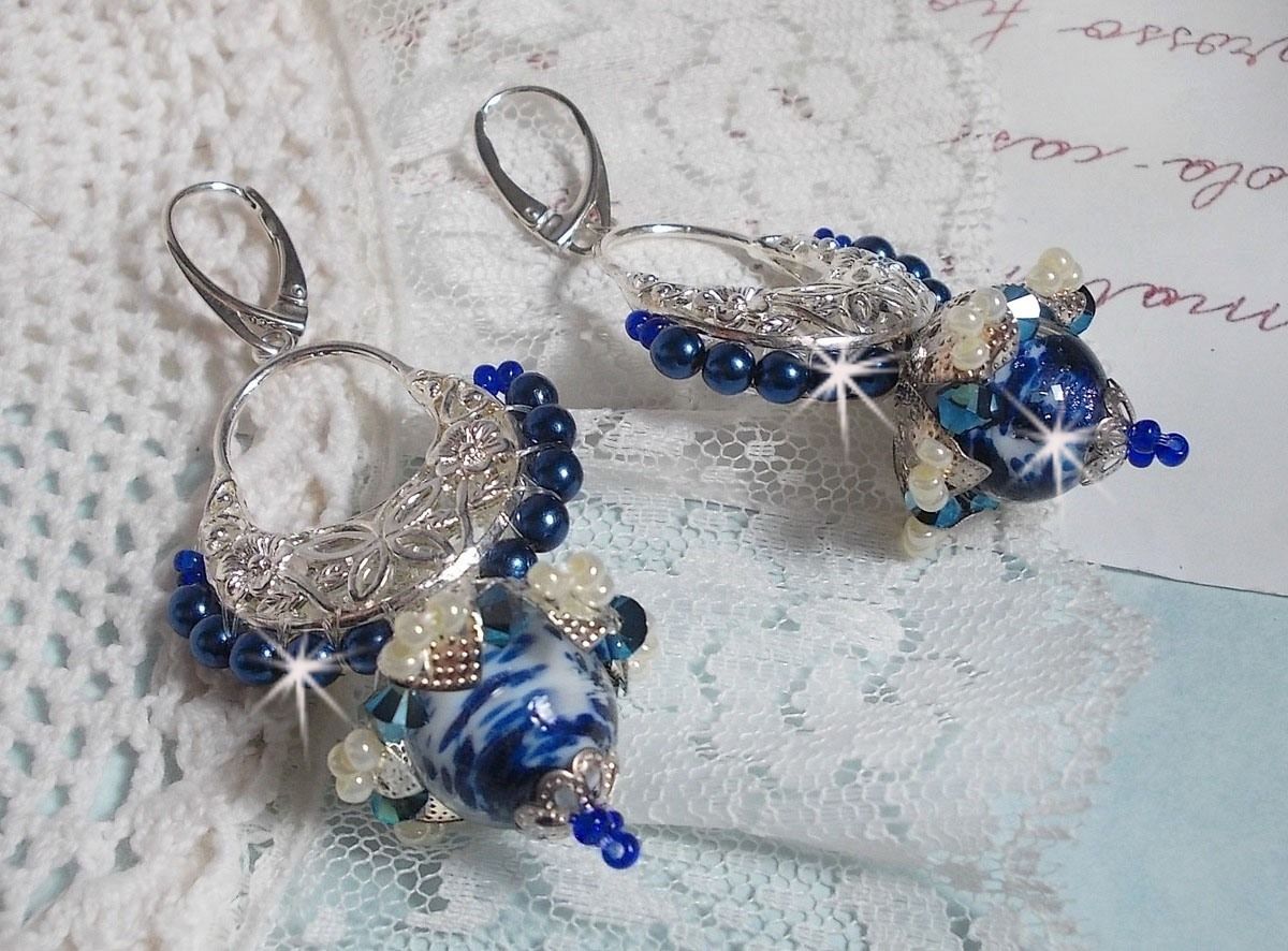 Flores de loto BO montadas con cuentas venecianas azul Capri/blanco y conectores de candelabro de media luna