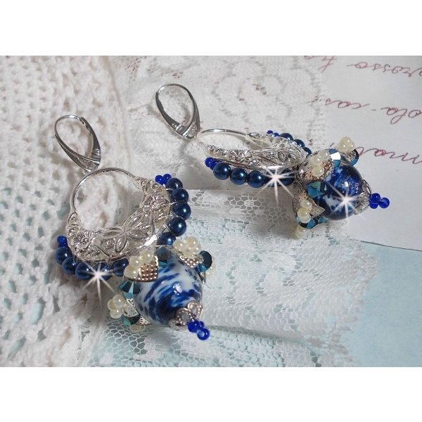 Flores de loto BO montadas con cuentas venecianas azul Capri/blanco y conectores de candelabro de media luna