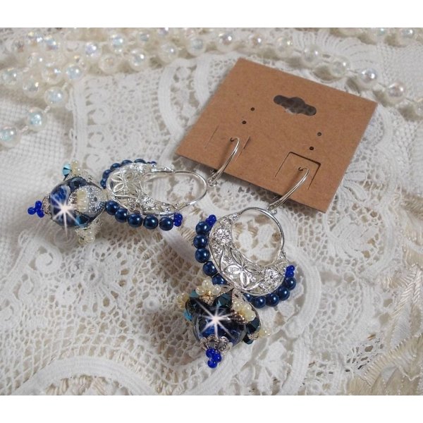 Flores de loto BO montadas con cuentas venecianas azul Capri/blanco y conectores de candelabro de media luna