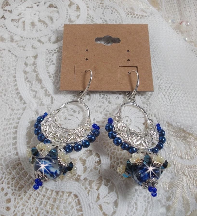 Flores de loto BO montadas con cuentas venecianas azul Capri/blanco y conectores de candelabro de media luna