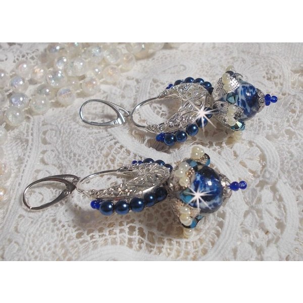 Flores de loto BO montadas con cuentas venecianas azul Capri/blanco y conectores de candelabro de media luna