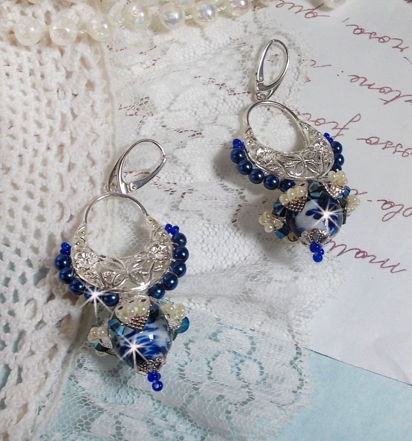 Flores de loto BO montadas con cuentas venecianas azul Capri/blanco y conectores de candelabro de media luna