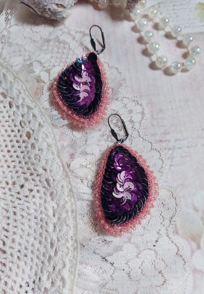 BO Louvre Festif brod&eacute;es avec des sequins, rocailles et dormeuses noires 