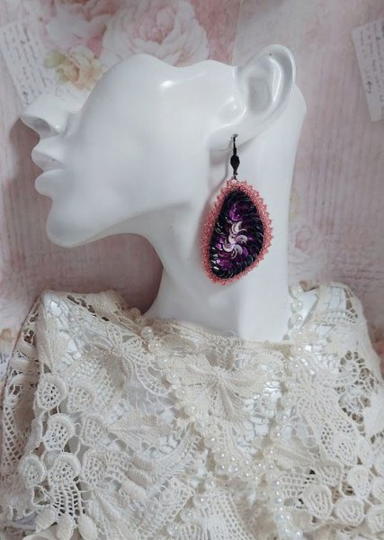 BO Louvre Festif brod&eacute;es avec des sequins, rocailles et dormeuses noires 