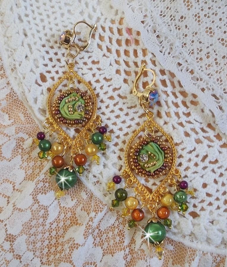 BO Luna veneciana bordada con cinta de seda color camaleón, cristales de Swarovski y cuentas mágicas