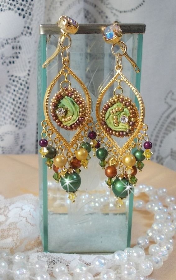 BO Luna veneciana bordada con cinta de seda color camaleón, cristales de Swarovski y cuentas mágicas