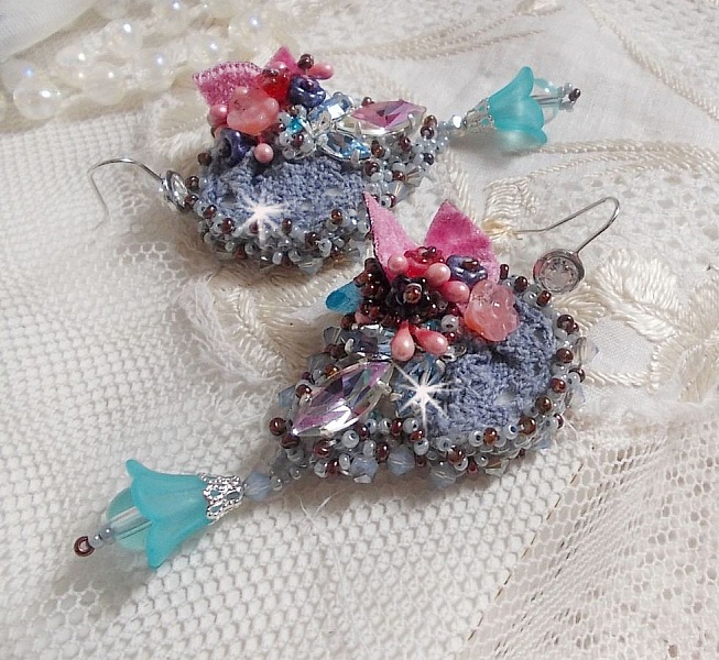 BO Mademoiselle Bluse Haute-Couture brod&eacute;es avec des Cristaux de Swarovski, des fleurs en verre de Boh&egrave;me, de la dentelle Grise et des rocailles