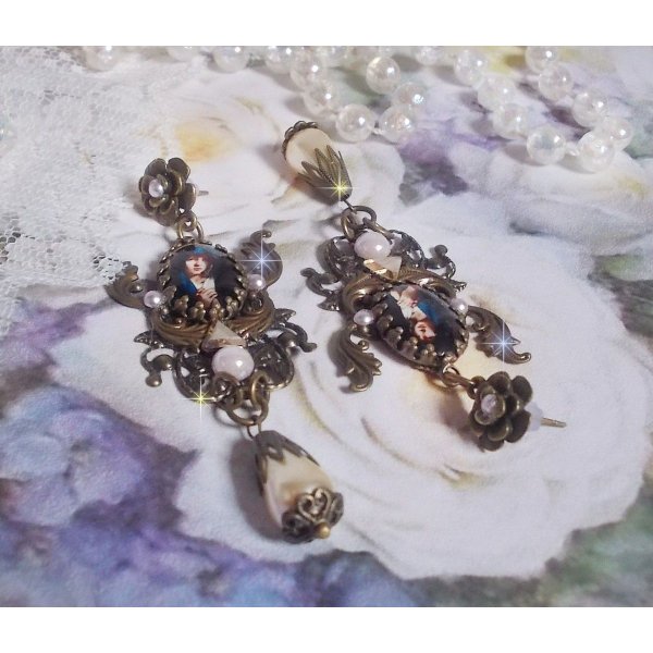 BO Madonna creada con cabujones de PureCrystal, cabujones de lupa, sellos de nubes y accesorios de bronce