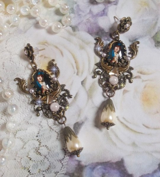 BO Madonna creada con cabujones de PureCrystal, cabujones de lupa, sellos de nubes y accesorios de bronce