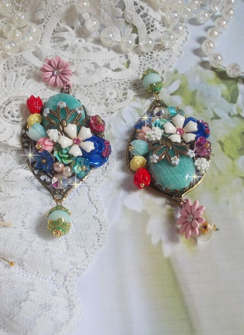 BO Majestueuses sur des estampes gouttes avec des cabochons, cristaux, fleurs clochettes, cabochons en résine, perles en verre et perles en Amazonite