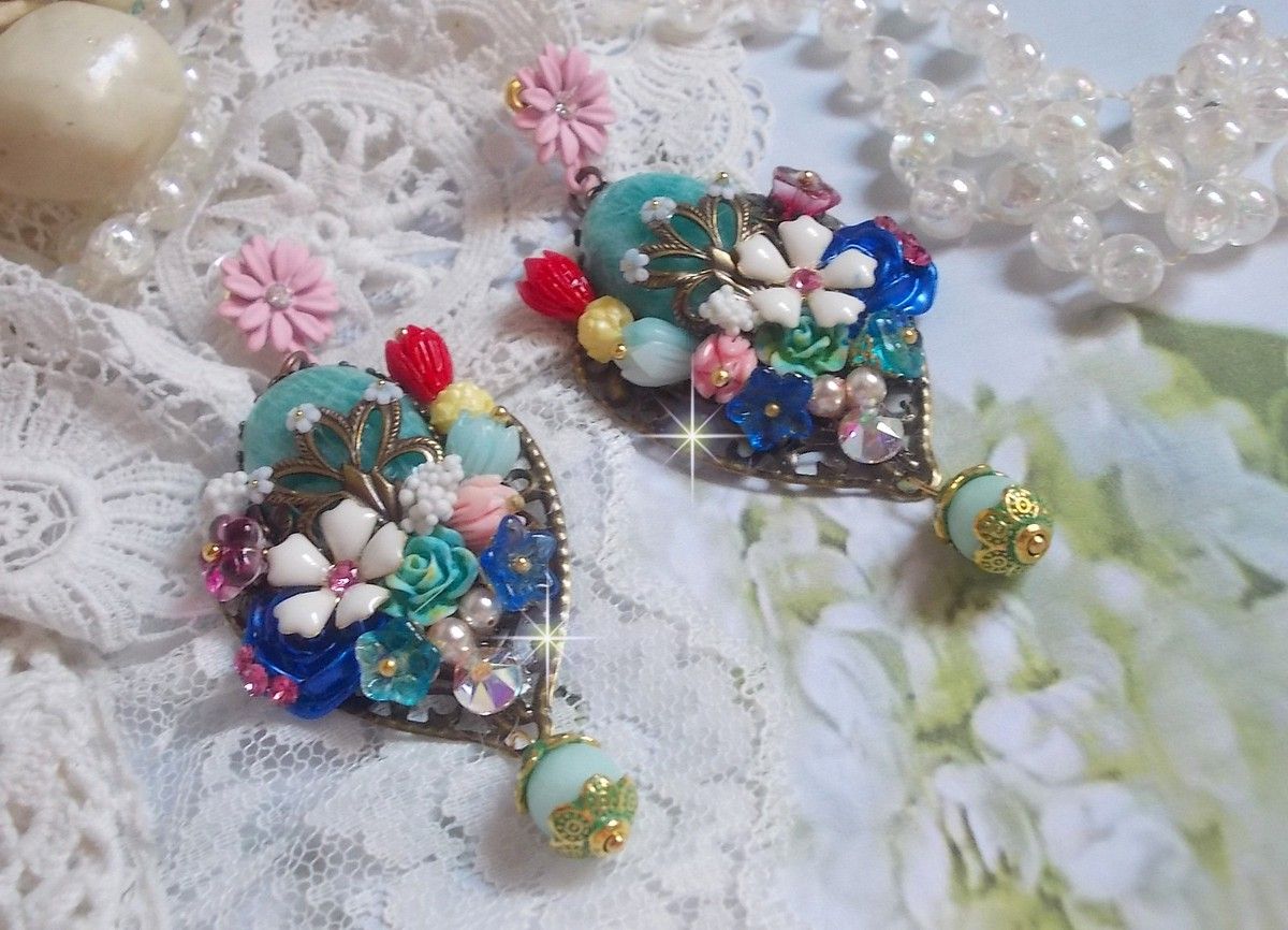 BO Majestueuses sur des estampes gouttes avec des cabochons, cristaux, fleurs clochettes, cabochons en résine, perles en verre et perles en Amazonite