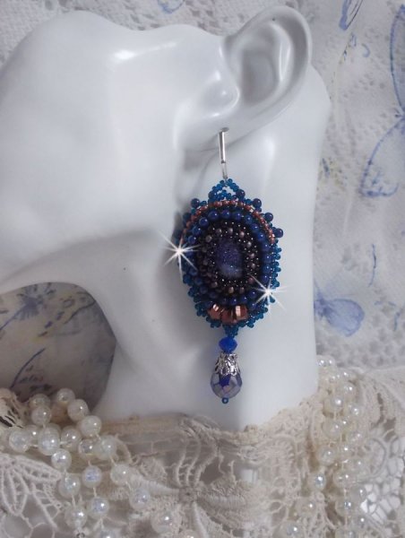 BO Maldives bordado con cabujones de resina brillante, cuentas redondas nacaradas de Swarovski y cuentas de rocalla Miyuki