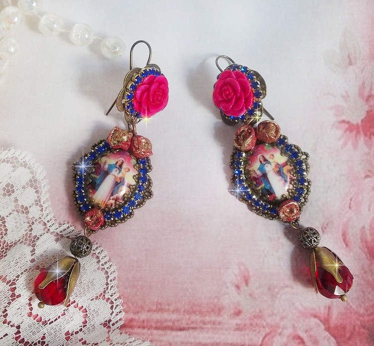 BO María y Jesús creados con cabujones de resina, peras rojas facetadas y diversos accesorios