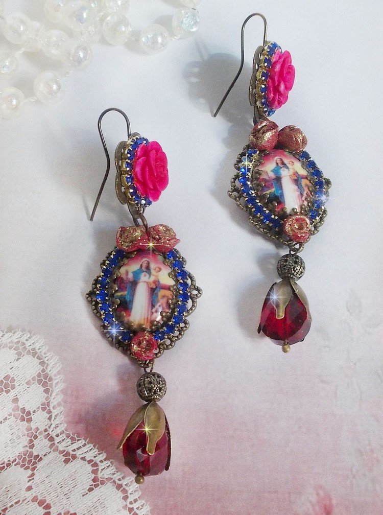 BO María y Jesús creados con cabujones de resina, peras rojas facetadas y diversos accesorios