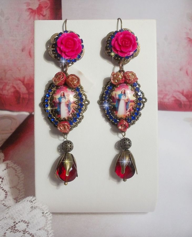 BO María y Jesús creados con cabujones de resina, peras rojas facetadas y diversos accesorios