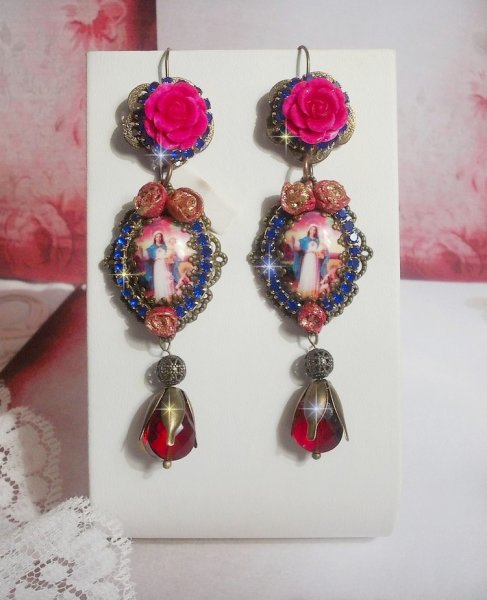 BO Mar&iacute;a y Jes&uacute;s creados con cabujones de resina, peras rojas facetadas y diversos accesorios