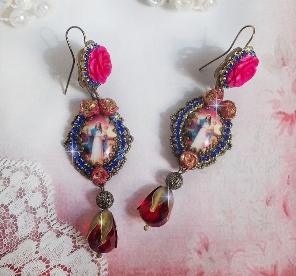 BO María y Jesús creados con cabujones de resina, peras rojas facetadas y diversos accesorios