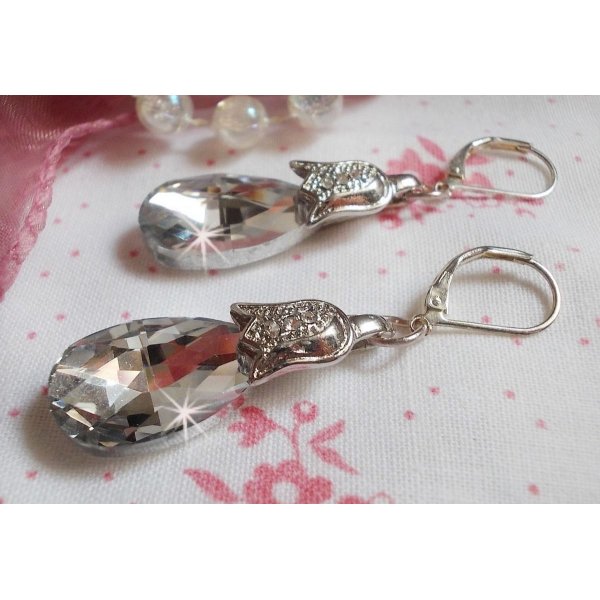 BO Crystal Wonders creado con gotas facetadas y peque&ntilde;os cierres de strass en relieve