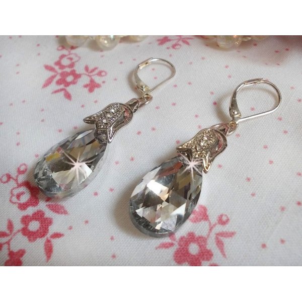 BO Crystal Wonders creado con gotas facetadas y peque&ntilde;os cierres de strass en relieve