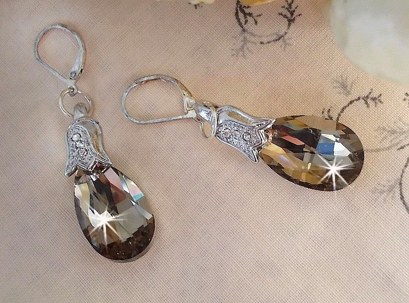 BO Merveilles Champagne creado con peque&ntilde;os cierres de strass plateados y gotas facetadas planas