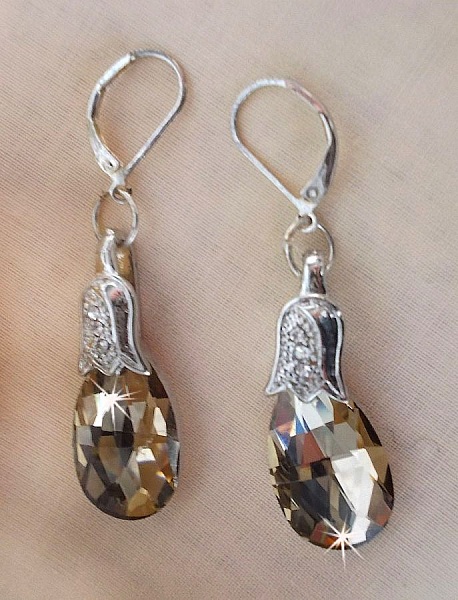 BO Merveilles Champagne creado con peque&ntilde;os cierres de strass plateados y gotas facetadas planas