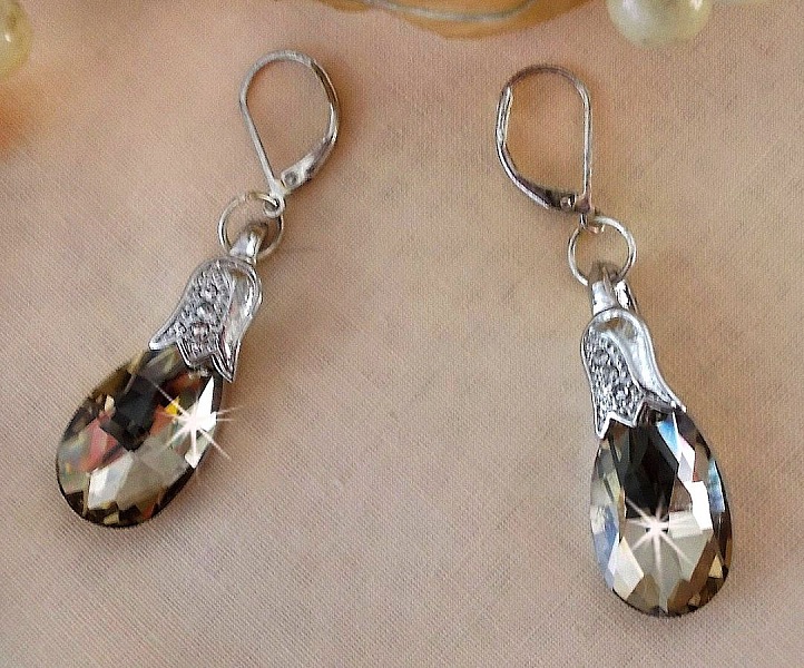 BO Merveilles Champagne creado con peque&ntilde;os cierres de strass plateados y gotas facetadas planas