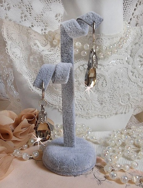 BO Merveilles Champagne creado con peque&ntilde;os cierres de strass plateados y gotas facetadas planas