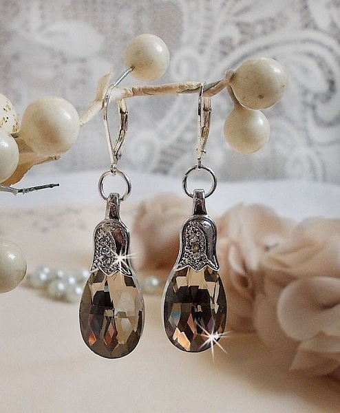 BO Merveilles Champagne creado con peque&ntilde;os cierres de strass plateados y gotas facetadas planas