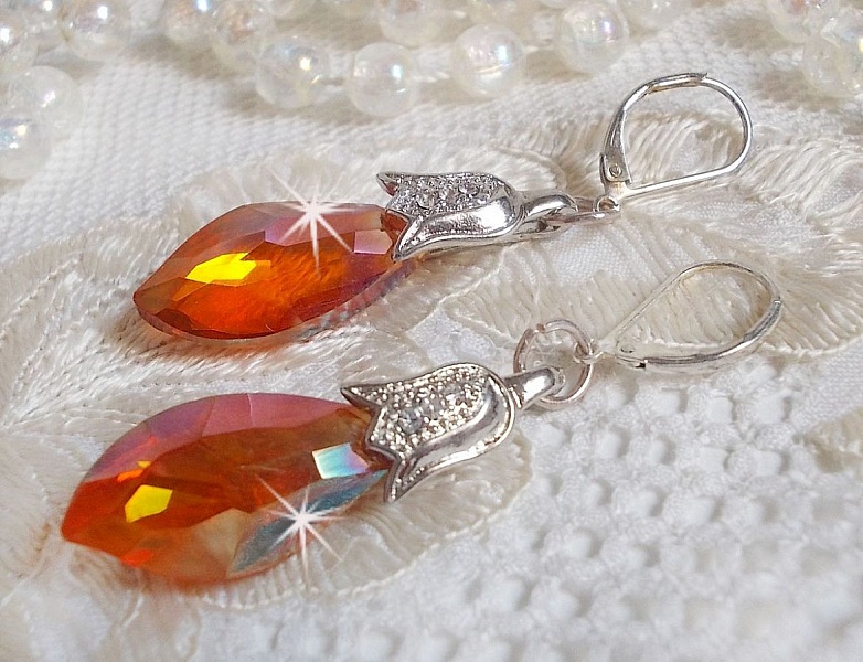 BO Merveilles Red Topaz avec des gouttes facett&eacute;es et des b&eacute;li&egrave;res gaufr&eacute;es de petit strass