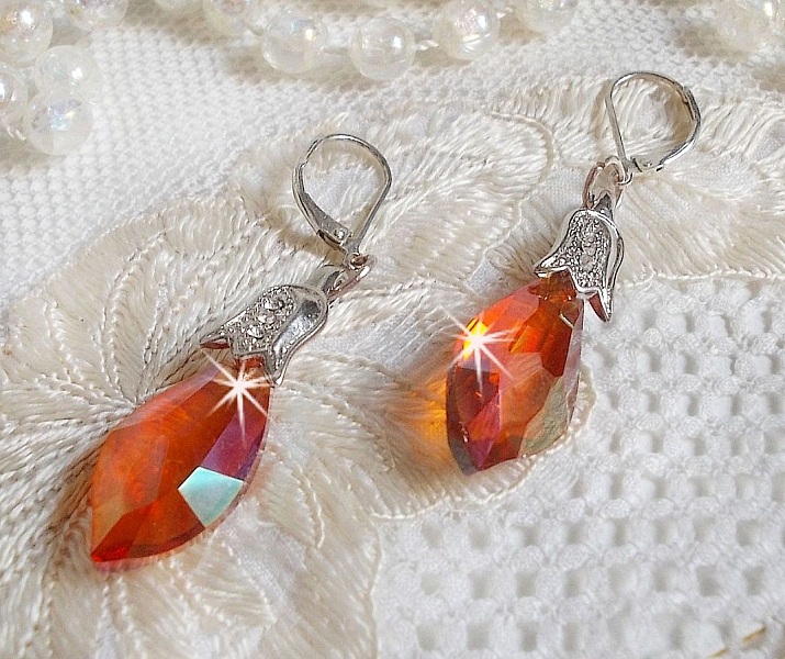 BO Merveilles Red Topaz avec des gouttes facett&eacute;es et des b&eacute;li&egrave;res gaufr&eacute;es de petit strass