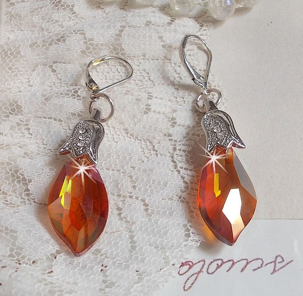 BO Merveilles Red Topaz avec des gouttes facett&eacute;es et des b&eacute;li&egrave;res gaufr&eacute;es de petit strass