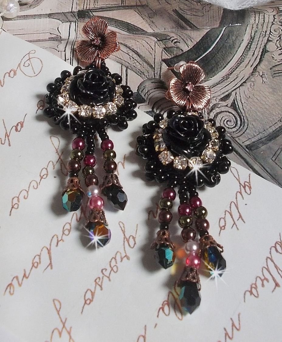 BO Midnight Daisy bordada con cuentas de perlas, cristales Swarovski, cuentas Crystal plateadas y cuentas de rocalla Miyuki