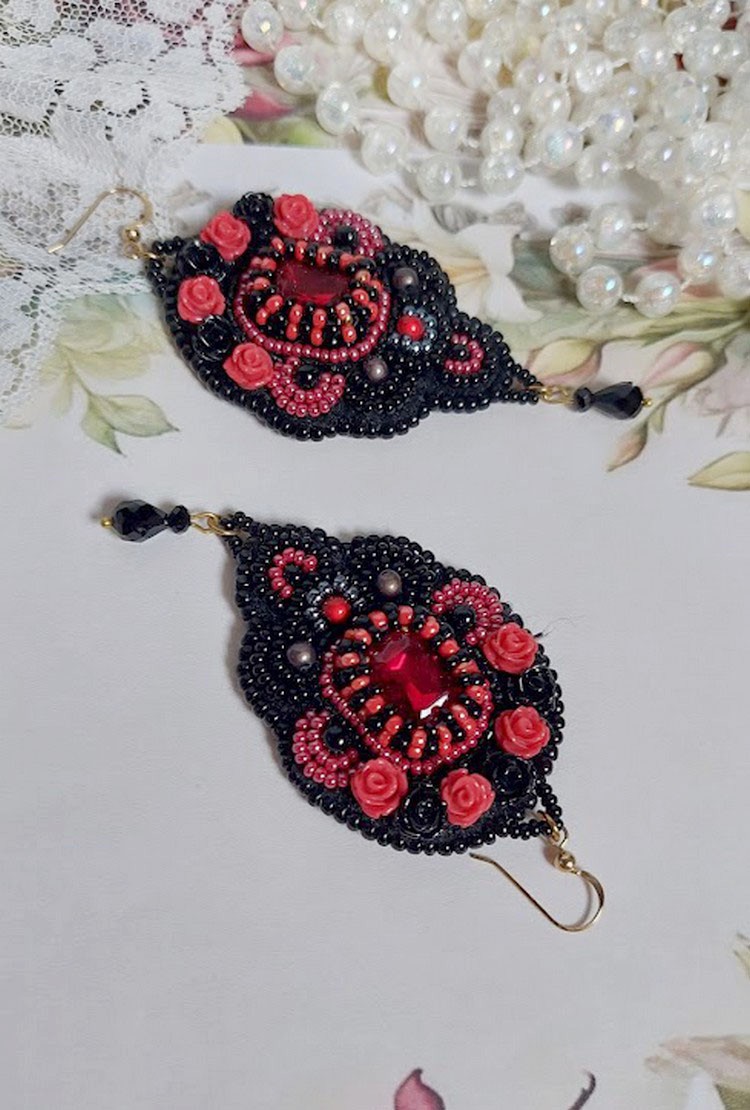 BO Medianoche en París bordado con cristales de Swarovski, rosas rojas de resina, cuentas de perlas, cuentas de semillas y ganchos de oro de 14 quilates.
