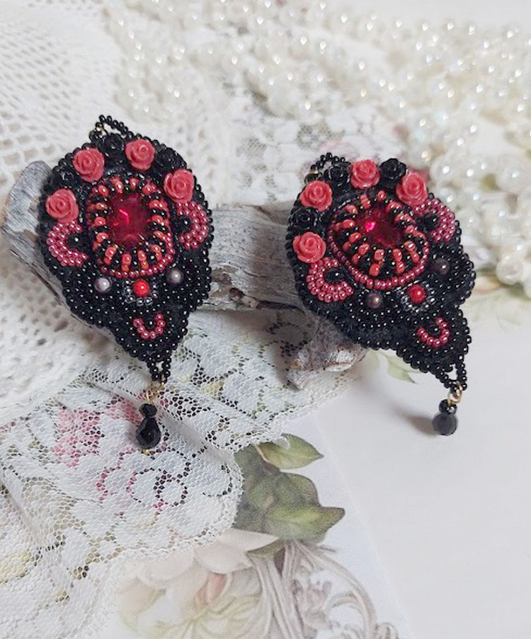 BO Medianoche en París bordado con cristales de Swarovski, rosas rojas de resina, cuentas de perlas, cuentas de semillas y ganchos de oro de 14 quilates.
