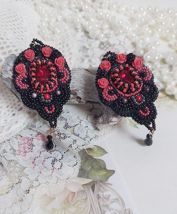 BO Medianoche en París bordado con cristales de Swarovski, rosas rojas de resina, cuentas de perlas, cuentas de semillas y ganchos de oro de 14 quilates.