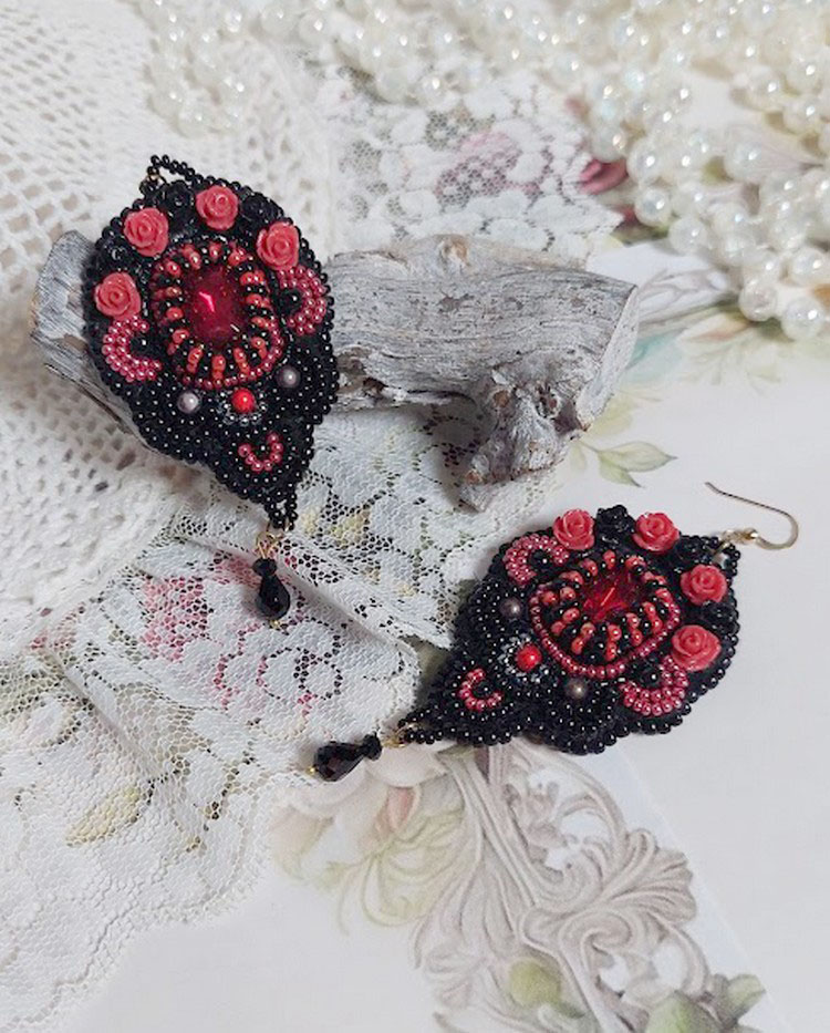 BO Medianoche en París bordado con cristales de Swarovski, rosas rojas de resina, cuentas de perlas, cuentas de semillas y ganchos de oro de 14 quilates.