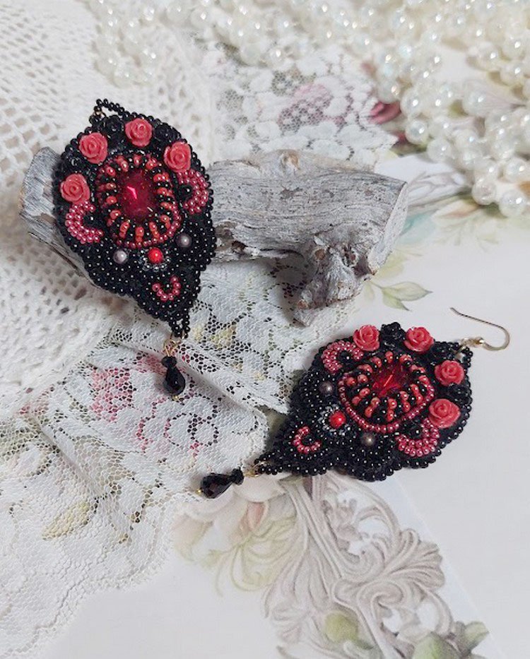 BO Medianoche en París bordado con cristales de Swarovski, rosas rojas de resina, cuentas de perlas, cuentas de semillas y ganchos de oro de 14 quilates.