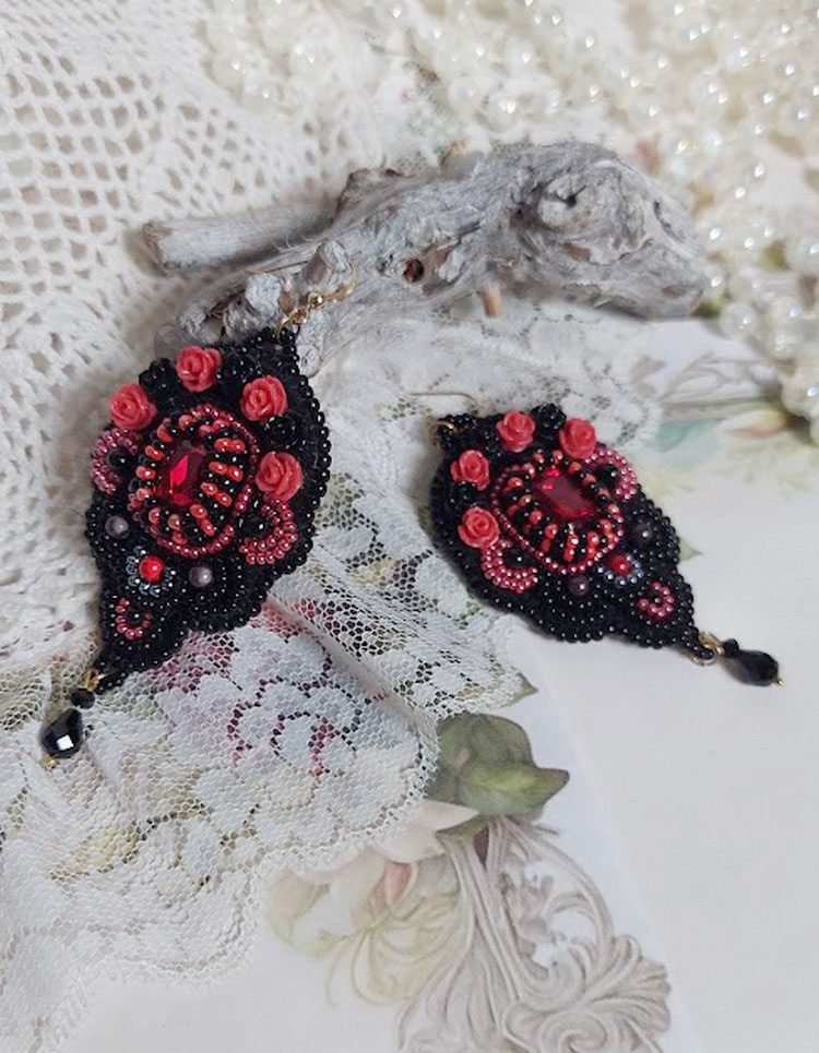 BO Medianoche en París bordado con cristales de Swarovski, rosas rojas de resina, cuentas de perlas, cuentas de semillas y ganchos de oro de 14 quilates.