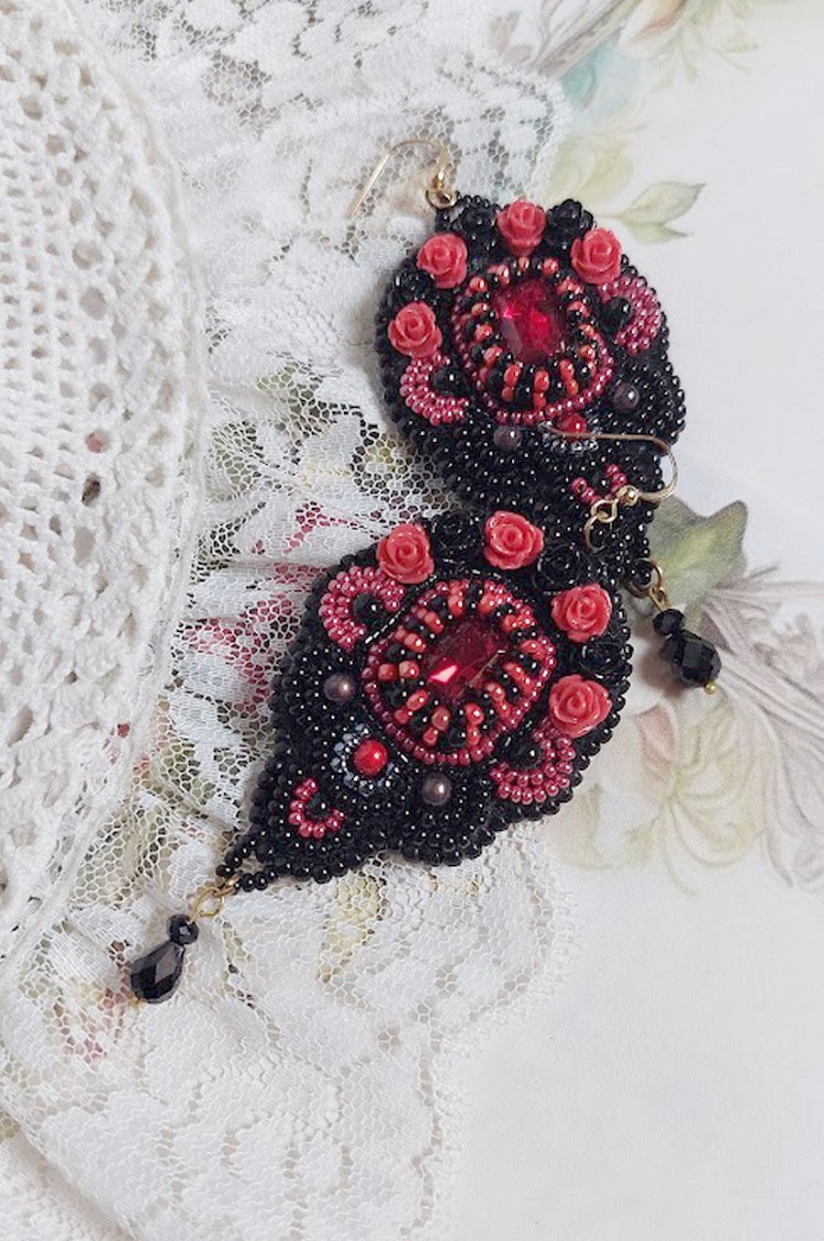 BO Medianoche en París bordado con cristales de Swarovski, rosas rojas de resina, cuentas de perlas, cuentas de semillas y ganchos de oro de 14 quilates.