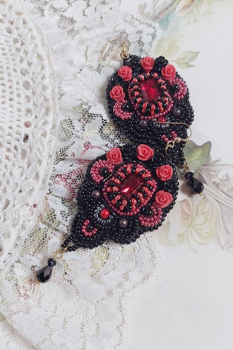BO Medianoche en París bordado con cristales de Swarovski, rosas rojas de resina, cuentas de perlas, cuentas de semillas y ganchos de oro de 14 quilates.