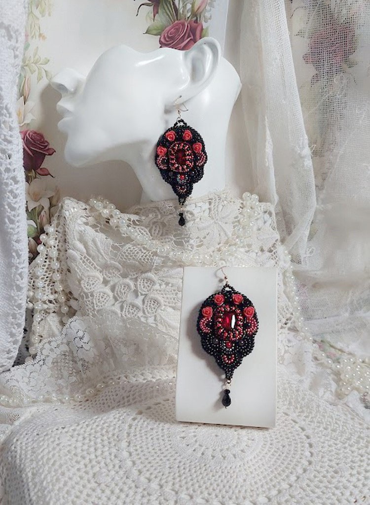 BO Medianoche en París bordado con cristales de Swarovski, rosas rojas de resina, cuentas de perlas, cuentas de semillas y ganchos de oro de 14 quilates.