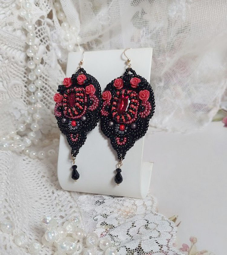 BO Medianoche en París bordado con cristales de Swarovski, rosas rojas de resina, cuentas de perlas, cuentas de semillas y ganchos de oro de 14 quilates.