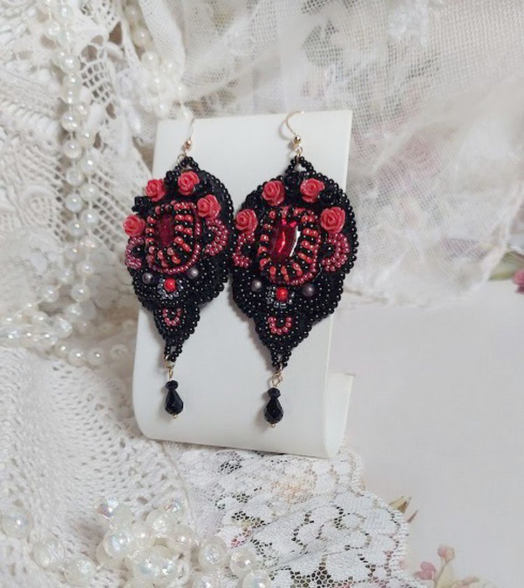 BO Medianoche en París bordado con cristales de Swarovski, rosas rojas de resina, cuentas de perlas, cuentas de semillas y ganchos de oro de 14 quilates.