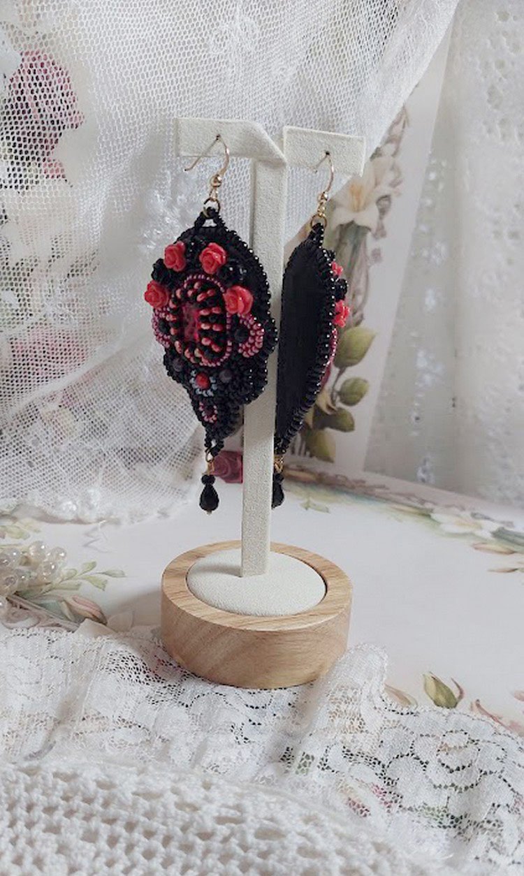 BO Medianoche en París bordado con cristales de Swarovski, rosas rojas de resina, cuentas de perlas, cuentas de semillas y ganchos de oro de 14 quilates.