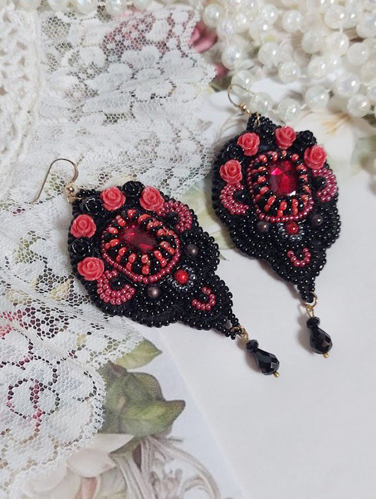 BO Medianoche en París bordado con cristales de Swarovski, rosas rojas de resina, cuentas de perlas, cuentas de semillas y ganchos de oro de 14 quilates.