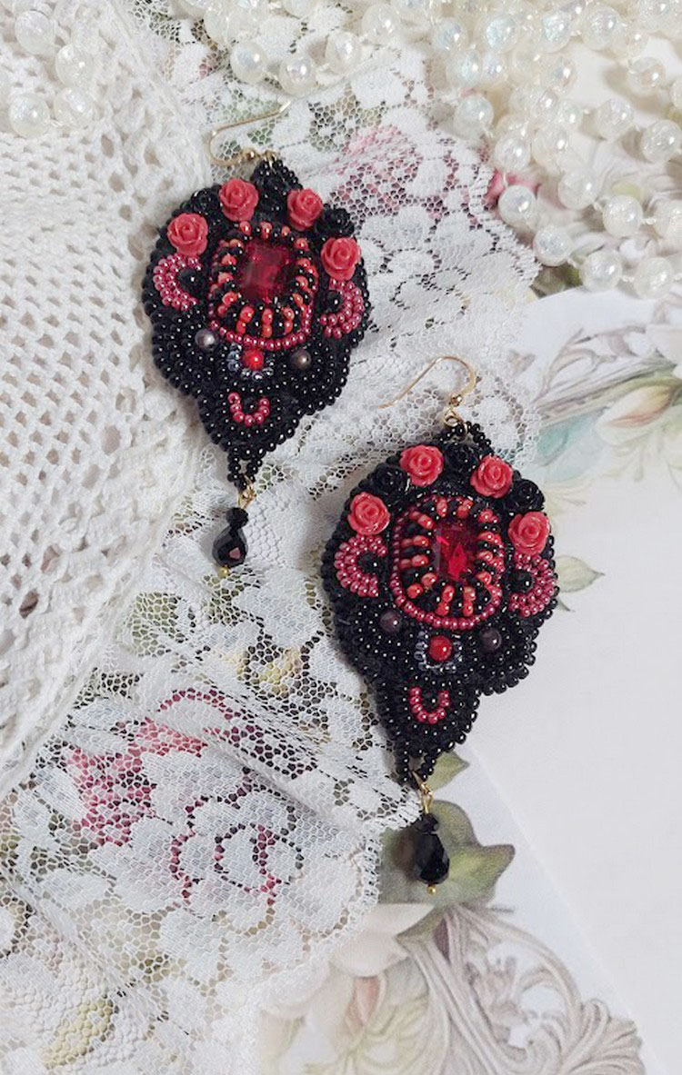 BO Medianoche en París bordado con cristales de Swarovski, rosas rojas de resina, cuentas de perlas, cuentas de semillas y ganchos de oro de 14 quilates.